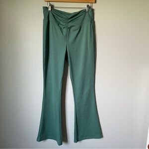 A New Day Green Flared Yoga Pants Size Large